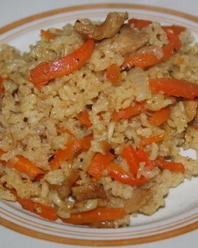 Бурый рис с овощами и соевым мясом