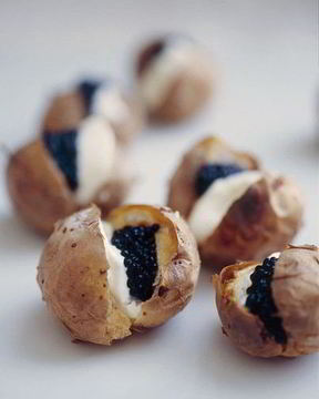 Картофель в мундире со сметаной и икрой