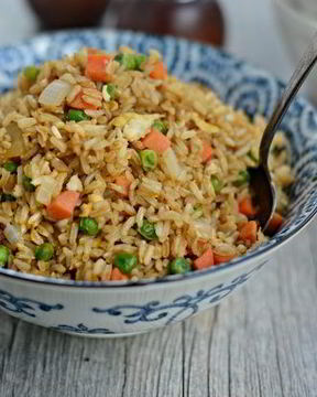 Коричневый рис с яйцом и овощами