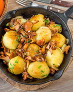 Молодой картофель с лисичками и луком