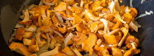 молодой картофель с лисичками и луком. Шаг 4