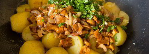 молодой картофель с лисичками и луком. Шаг 6