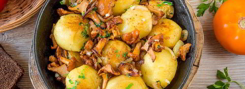 молодой картофель с лисичками и луком. Шаг 8