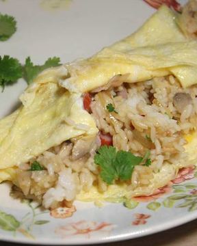 Пряный рис с яйцом и беконом