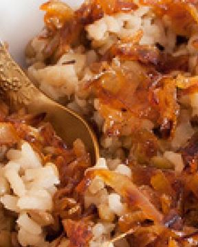 Рис с чечевицей и карамелизованным луком