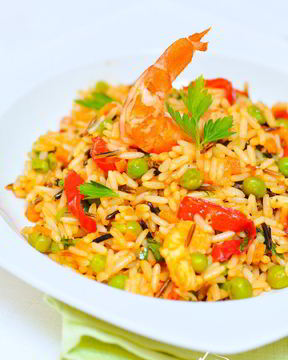 Рис с креветками и зеленым горошком