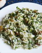 Рис со шпинатом и изюмом