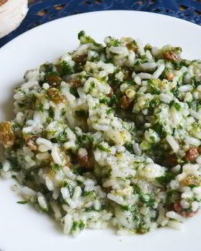 Рис со шпинатом и изюмом