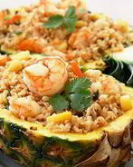 Тайский рис с креветками в ананасе