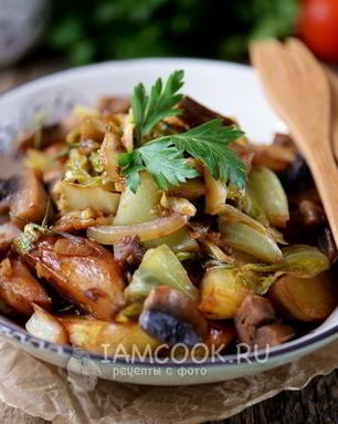 Жареная картошка с капустой на сковороде