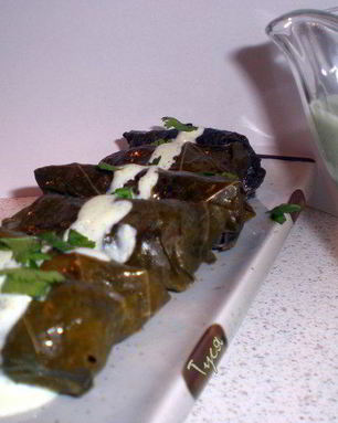 Долма с бараниной под сметанно-чесночным соусом