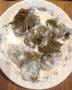 Долма с соусом на основе кефира