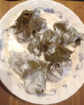 Долма с соусом на основе кефира