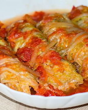 Простые голубцы из пекинской капусты в томатном соусе