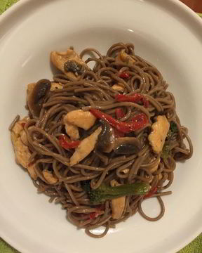 Гречневая лапша с курицей и овощами