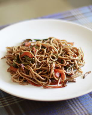 Гречневая лапша с овощами и креветками