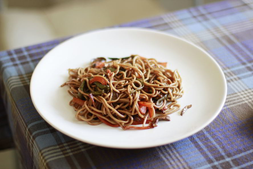 Рецепт гречневая лапша с овощами и креветками