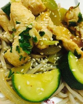 Гречневая лапша Соба с курицей и овощами