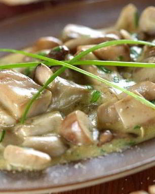 Белые грибы тушенные в сливочном соусе