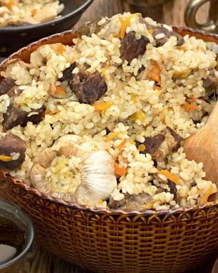 Белые грибы в казане с рисом и мясом