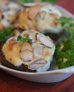 Фаршированные грибы с крабовым соусом