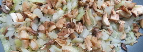 фаршированные шампиньоны под сметанным соусом. Шаг 3