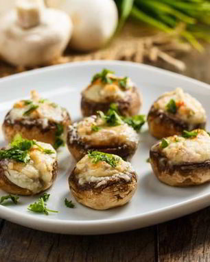 Фаршированные шампиньоны с курицей и луком