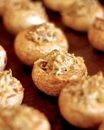 Грибы, фаршированные козьим сыром