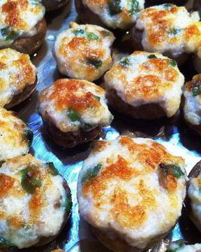 Грибы, фаршированные сладким перцем, запеченные под сыром