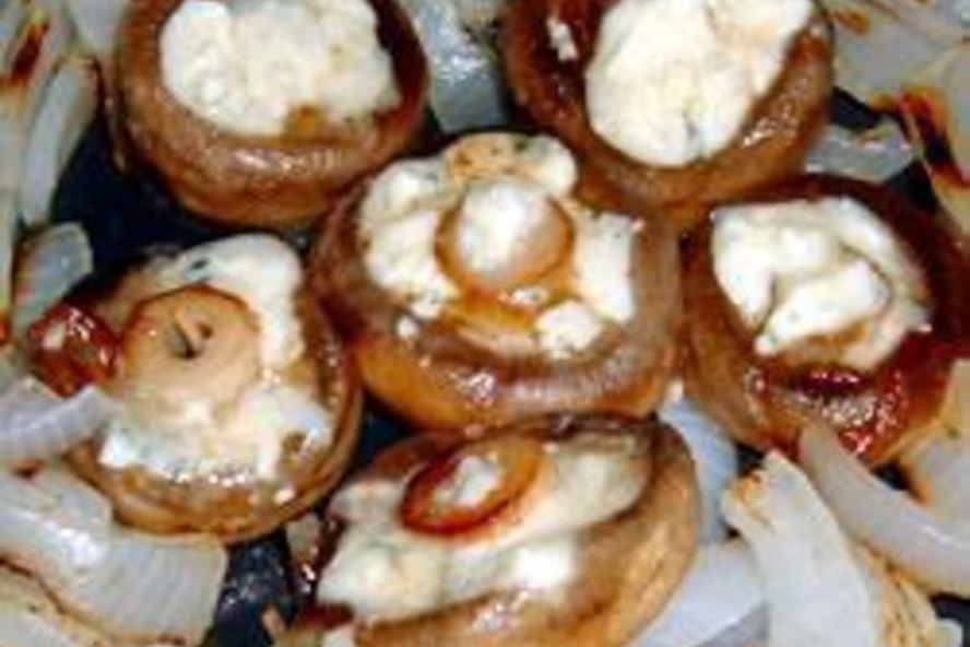 Рецепт грибы на гриле, с луком и сыром горгондзола
