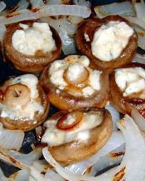 Грибы на гриле, с луком и сыром Горгондзола