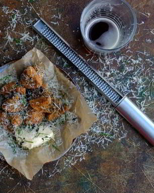 Хрустящие шампиньоны с соусом айоли и трюфельным маслом