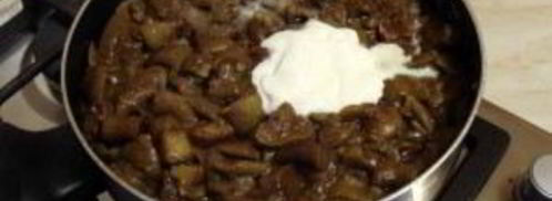 маслята, жареные в сметане. Шаг 3