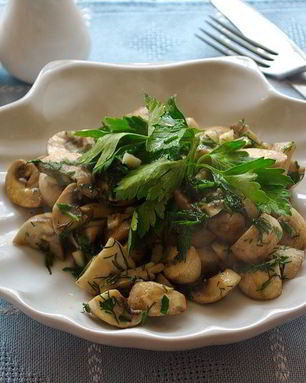 Шампиньоны с чесноком и зеленью