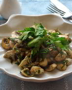 Шампиньоны с чесноком и зеленью