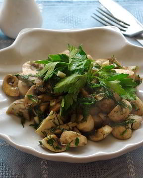 Шампиньоны с чесноком и зеленью