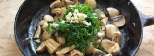 шампиньоны с чесноком и зеленью. Шаг 4