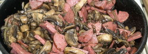 шампиньоны с колбасой. Шаг 3