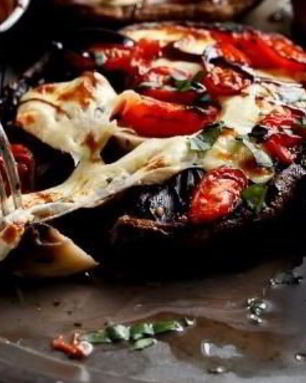 Шампиньоны с помидорами и чесночным маслом