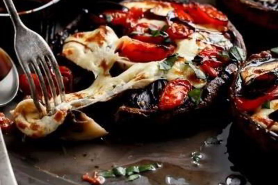 Рецепт шампиньоны с помидорами и чесночным маслом