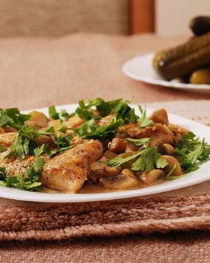 Тушеные грибы в винном соусе