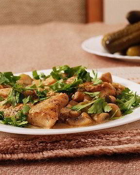 Тушеные грибы в винном соусе