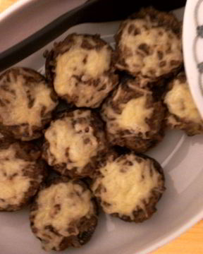 Запеченные шампиньоны, фаршированные курицей и луком