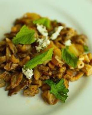 Жаренные лисички с шевром и мятой