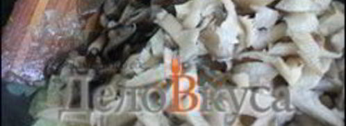 жареные грибы со сметаной — грибная начинка. Шаг 7