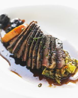 Гуляш из говядины с черносливом