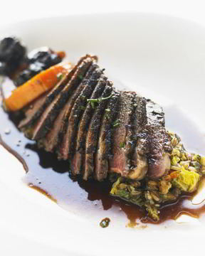 Гуляш из говядины с черносливом