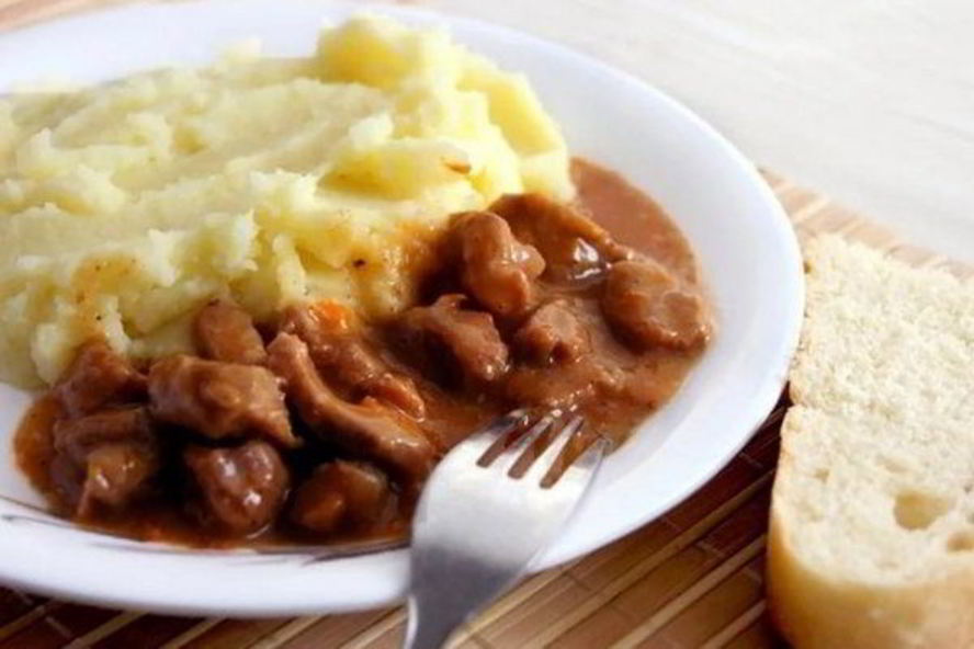 Рецепт гуляш из говядины с пюре и подливой