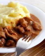 Гуляш из говядины с пюре и подливой