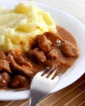 Гуляш из говядины с пюре и подливой